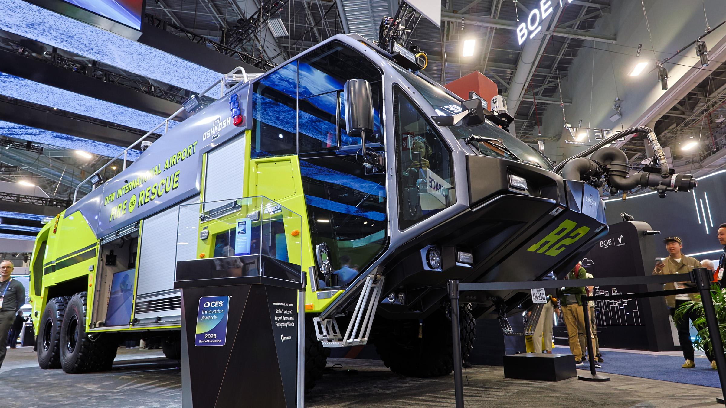 CESに、一人で操れる45トン級のモンスター消防車があった！