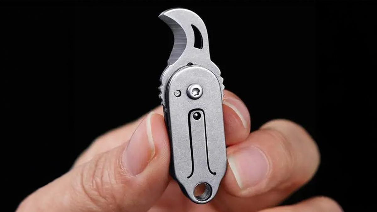 鎌型の刃が食いつき、スパッと切れる。たった8g、親指サイズのミニマムナイフ