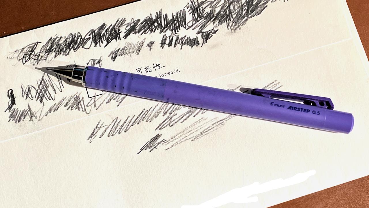 高級シャープペンシルブームに殴り込み。ノックしなくても芯が出る機構でわずか500円