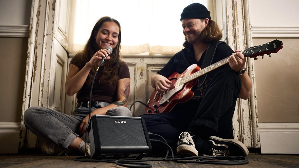 片手で運べる10Wアンプ。ローランドCUBE Street MINIでどこでもライブ