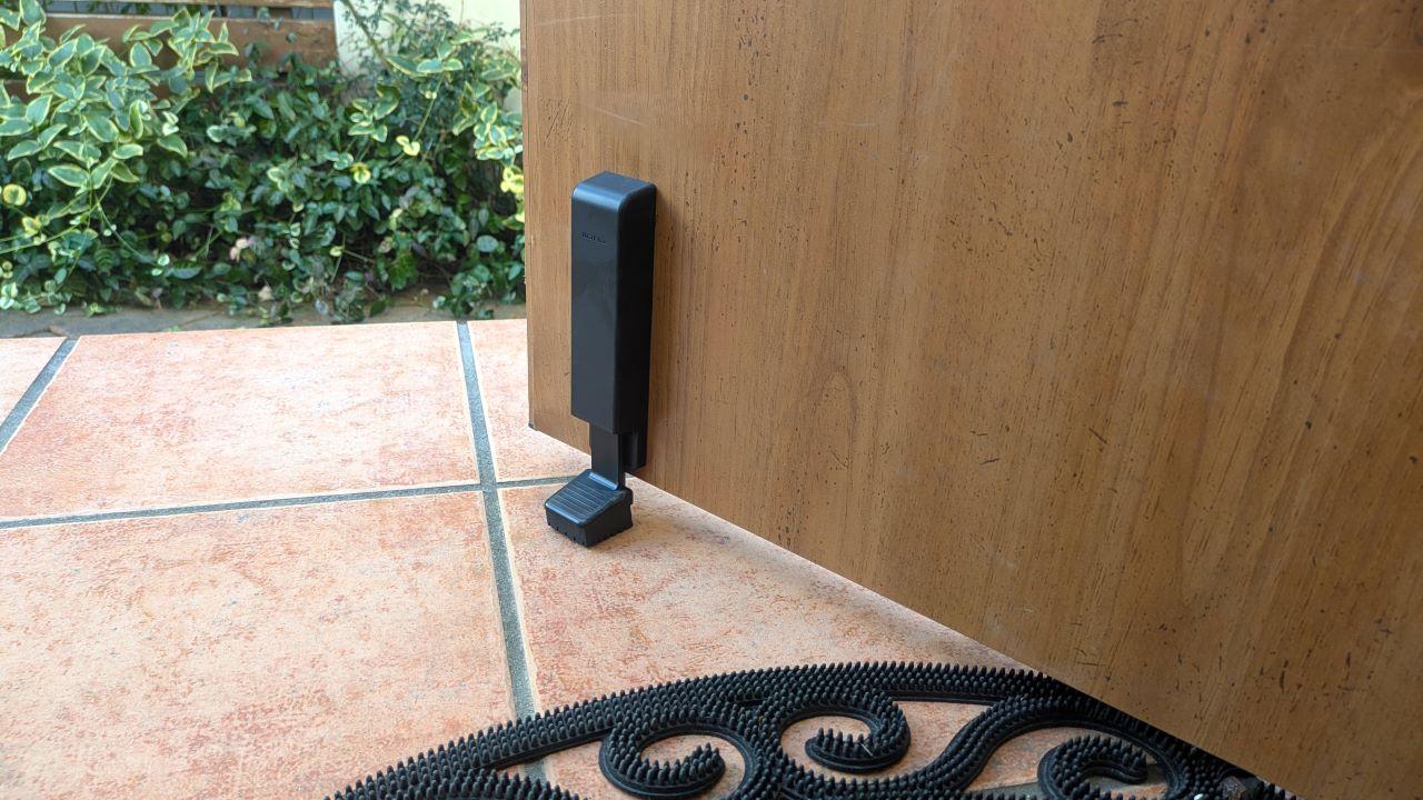 手を使わずに玄関ドア固定＆解除。荷物で両手がふさがっていても無問題なドアストッパー