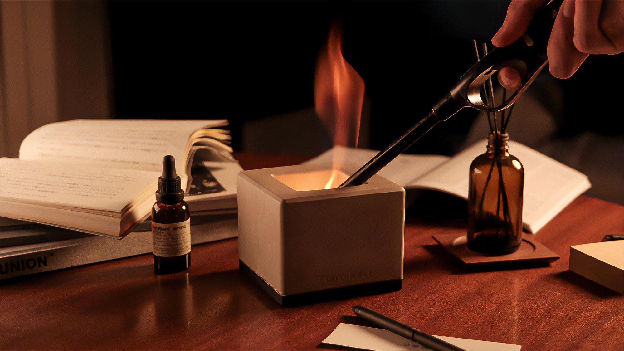 いつもの部屋が炎を眺める特別空間に。モルタル造りのミニマルな卓上焚き火台