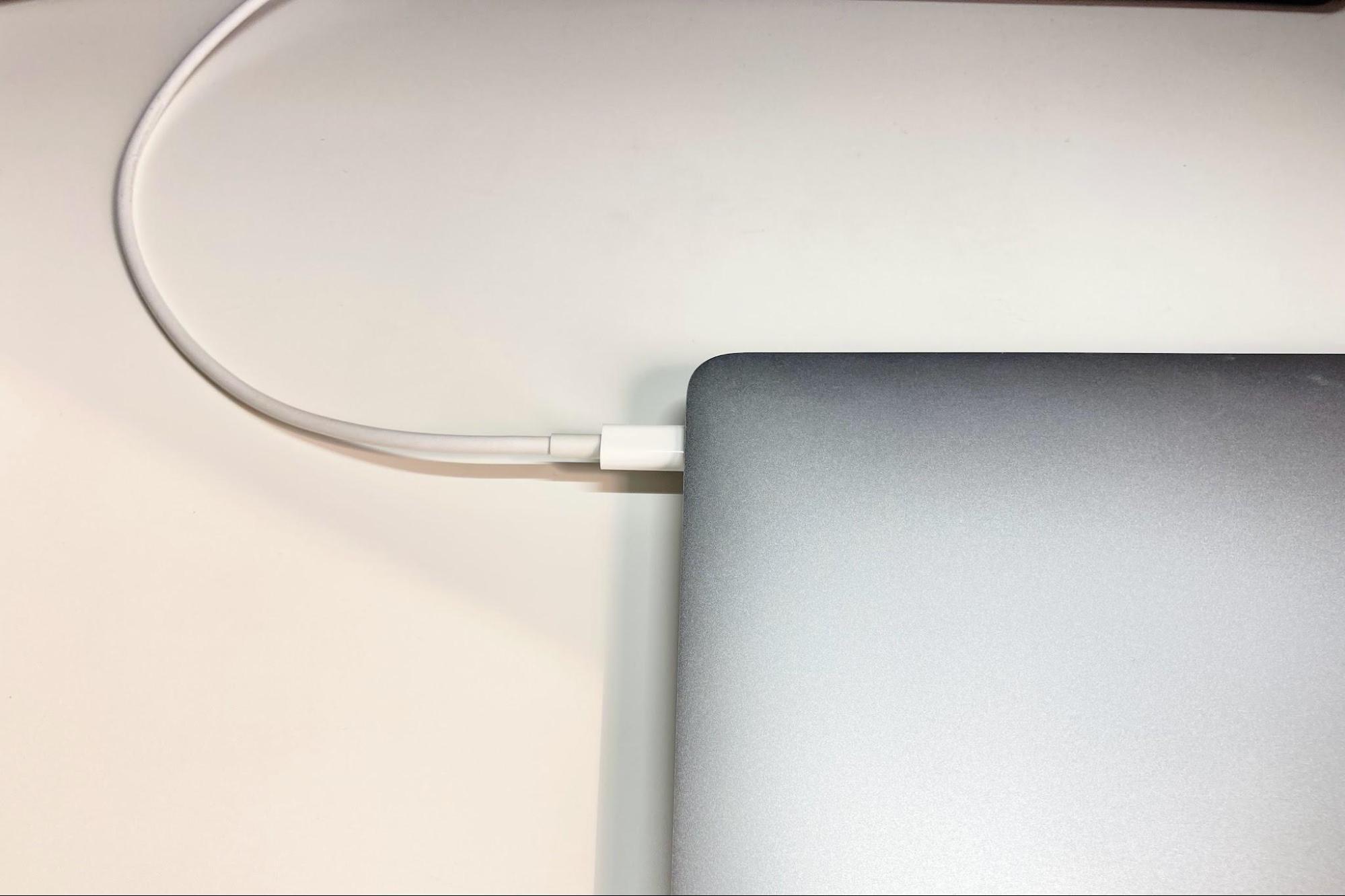 デスクが狭い気がする人。まずは初心を取り戻して、ケーブルを疑って