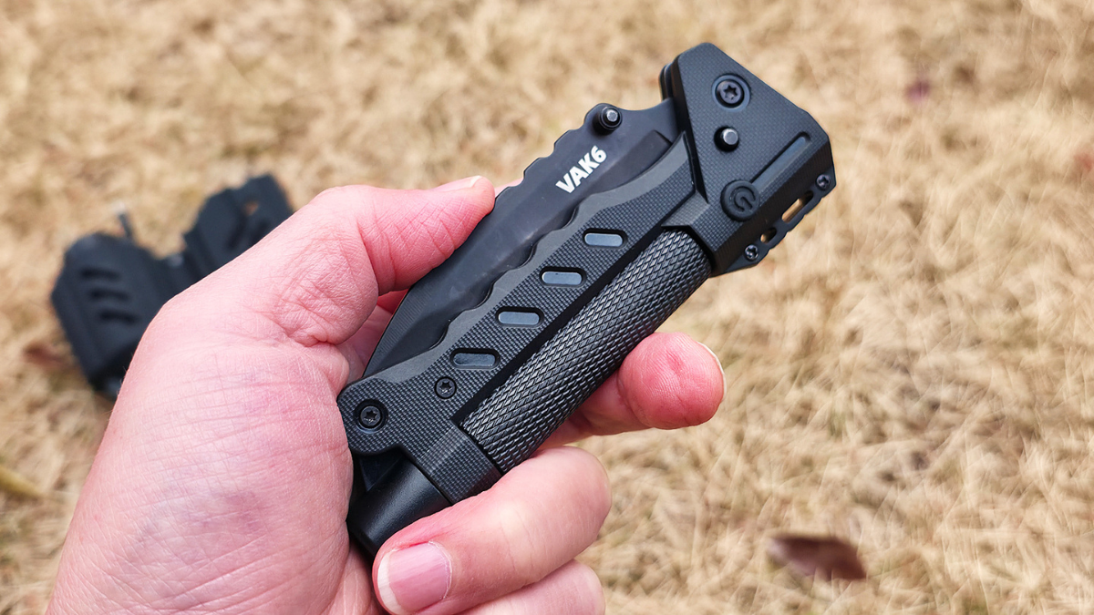 雨の中でも火がつく。手回し発電もできるサバイバルツールが、過酷な環境でこそ真価を発揮した