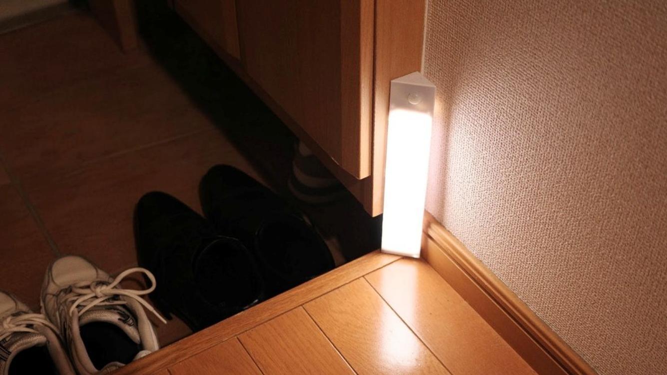 帰宅後、玄関が暗い問題。「カドピタ」があれば、手が塞がっていても安心