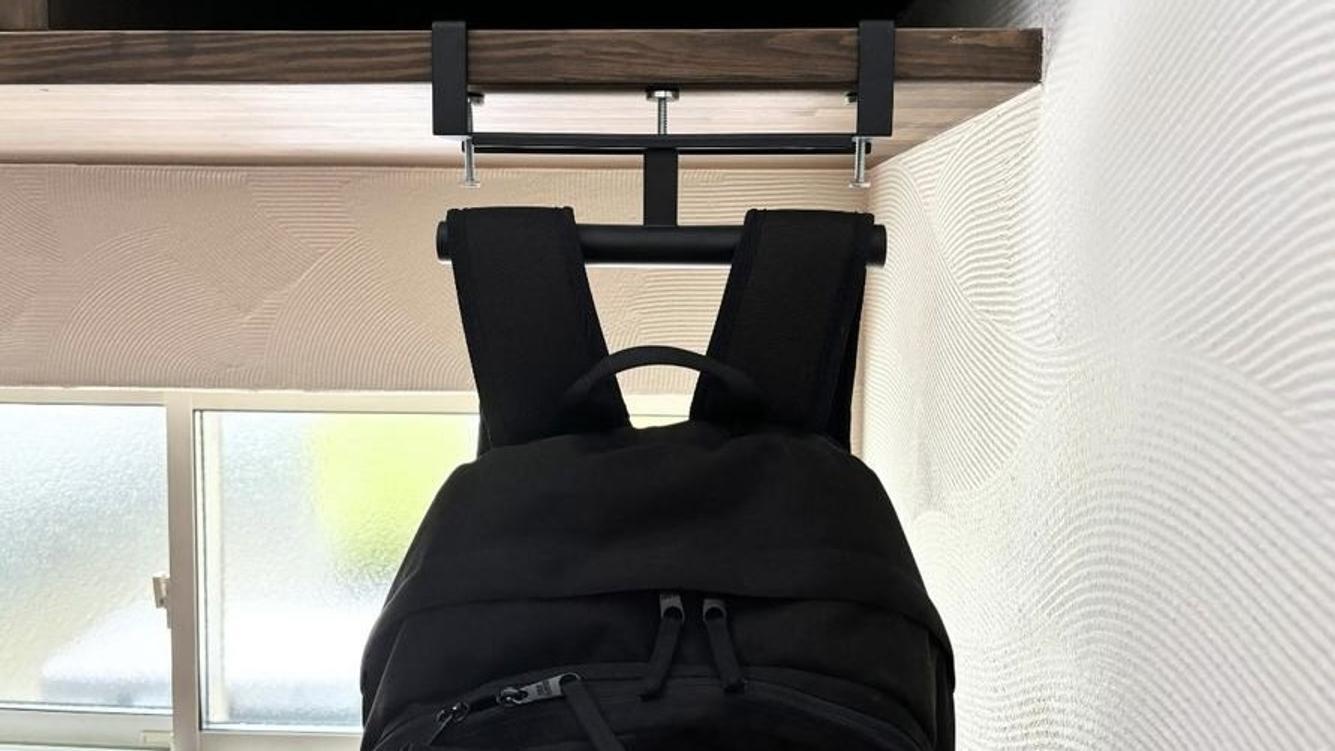 デスクまわりの床置きリュック問題、山崎実業の「浮かせるハンガー」で完全解決した