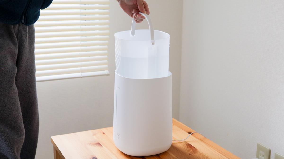 ホワイト 置き型加湿器 持ち手付き 加湿器のめんどくさいをニトリが解決。タンクに「取手」って盲点だった