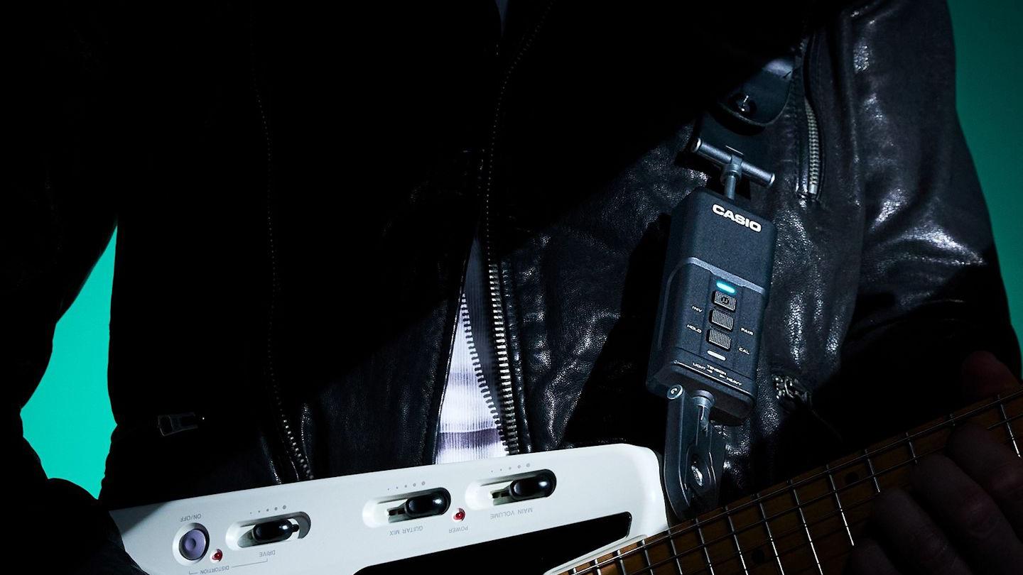 ストラップを伸ばしてワウワウさせるギターコントローラー、一般販売