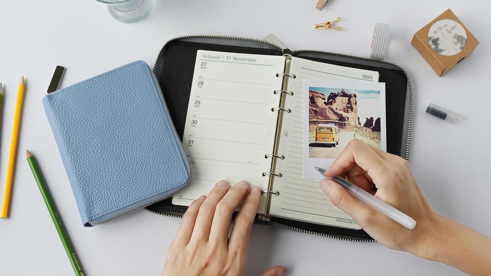 360度折り返しても記しやすい。30色から選べるフラット設計のレザーZIP手帳