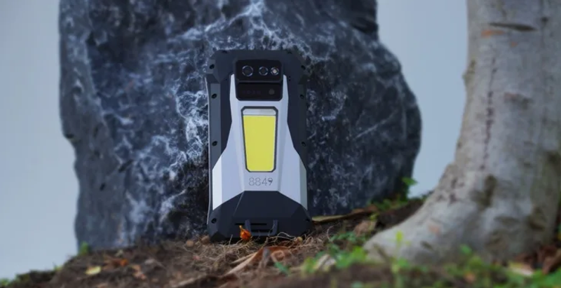 ゴツすぎて笑う。でもプロジェクターとランタンも内蔵した怪物スマホ