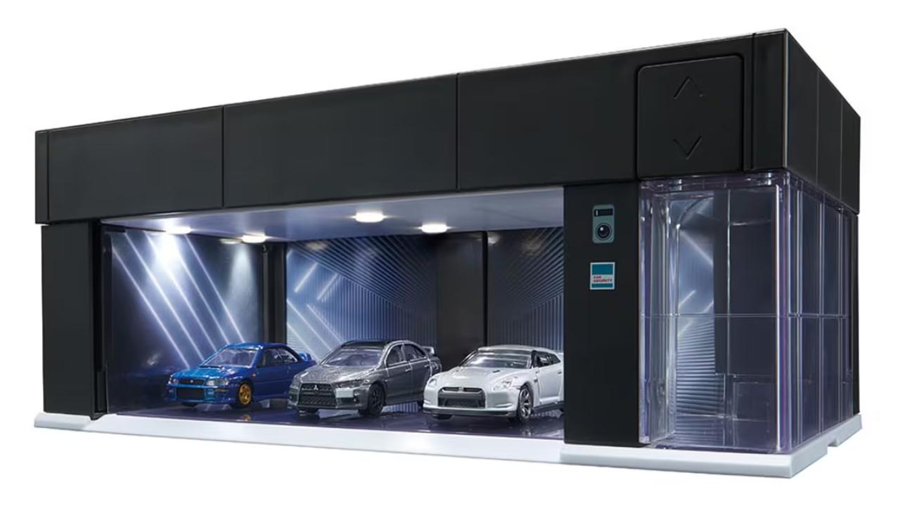 電動シャッターと照明がリアル。トミカを飾れるミニガレージ