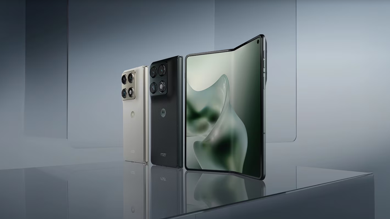 Motorolaも横に開く時代。今度の折りたたみスマホrazrは開くとタブレット