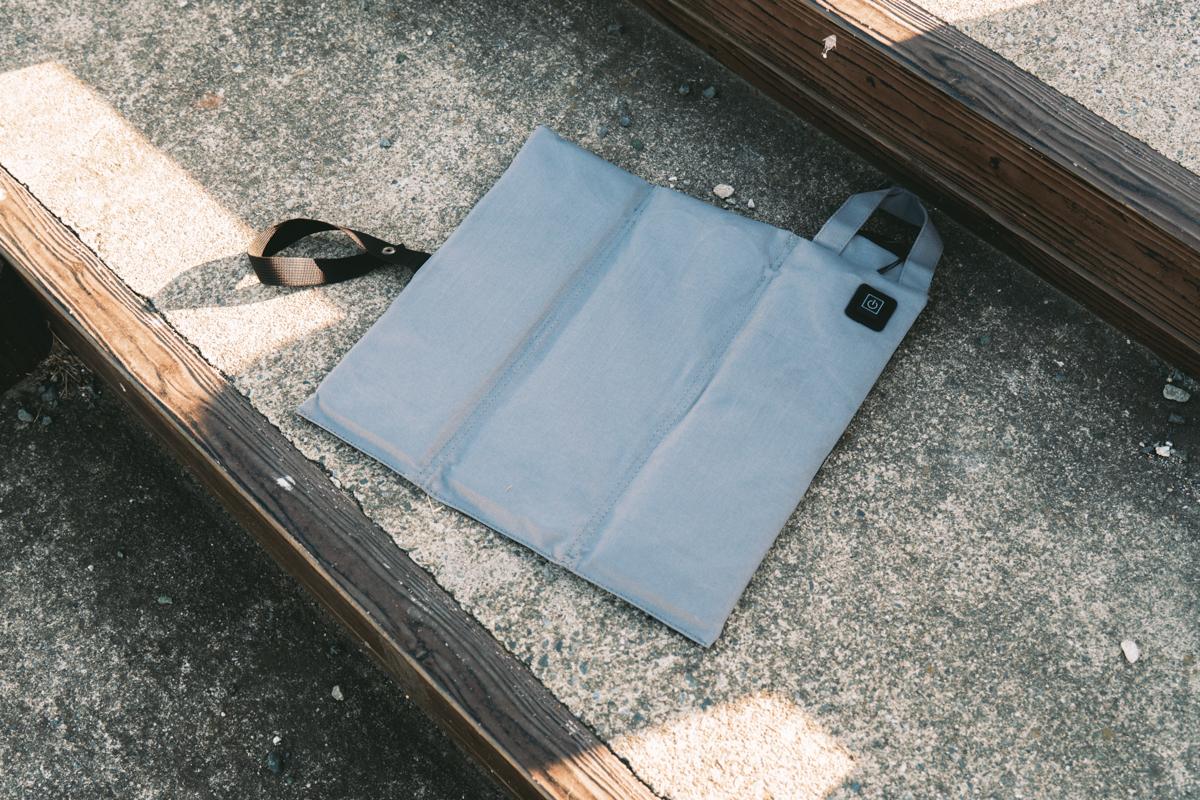 冷たいベンチ問題、解決。ダイソーのあったか折りたたみ座布団がお尻を救った