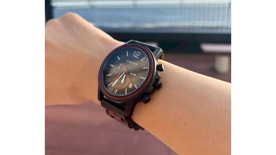 天然木を使った唯一無二のクロノグラフ腕時計。金属アレルギーや敏感肌