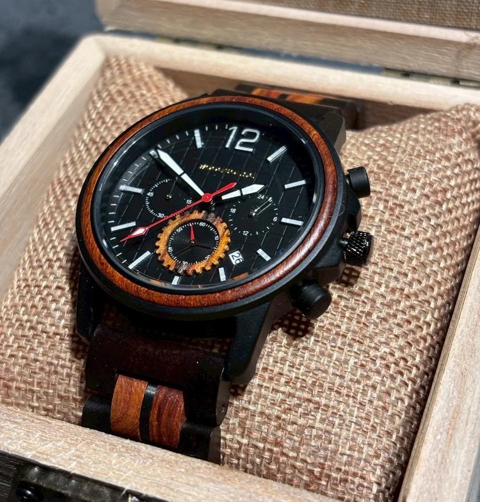 天然木を使った唯一無二のクロノグラフ腕時計。金属アレルギーや敏感肌