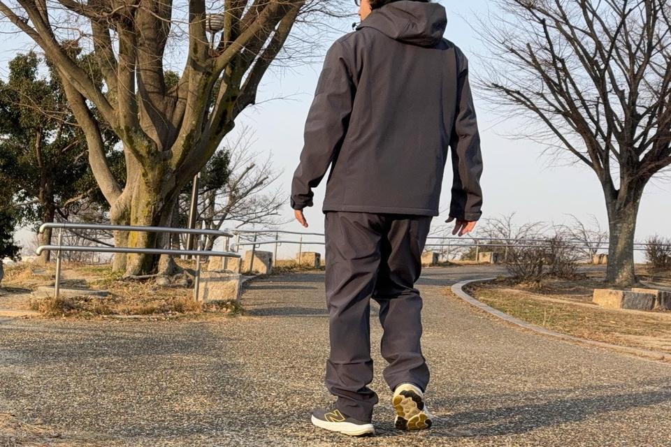 14個のポケット搭載で手ぶらが叶う。このアウターで実際に気温1℃の早朝散歩をしてみた