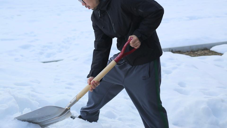 湿気に弱くて暑すぎるダウンの弱点を克服したアウター。雪かきをしながらその実力を試してみた