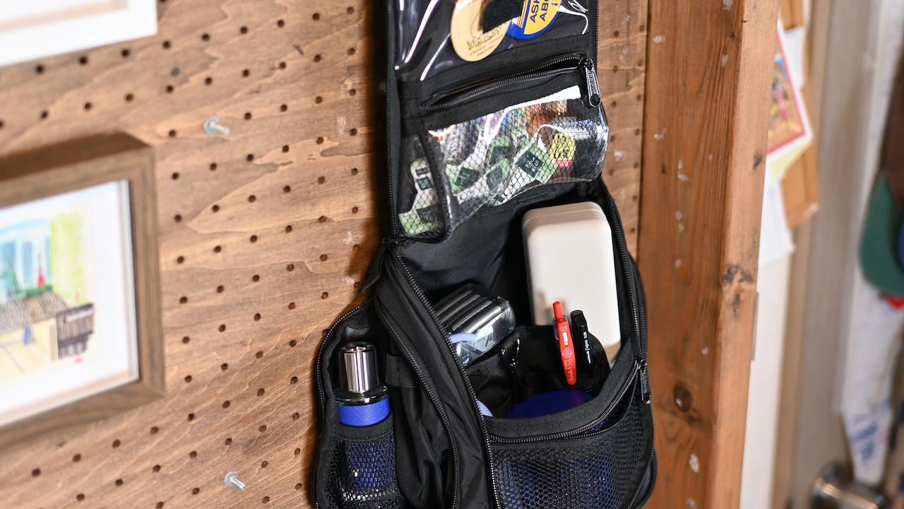 14個のポケットに、脱着できるポーチ付き。旅や出張で活躍するオーガナイザー