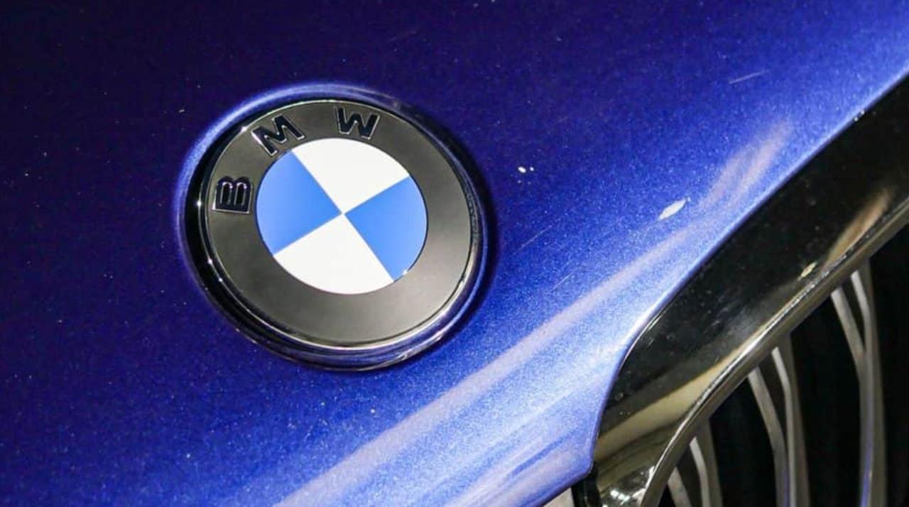 BMWのロゴがひっそりとミニマル仕様に変更。2月から全車へ適応
