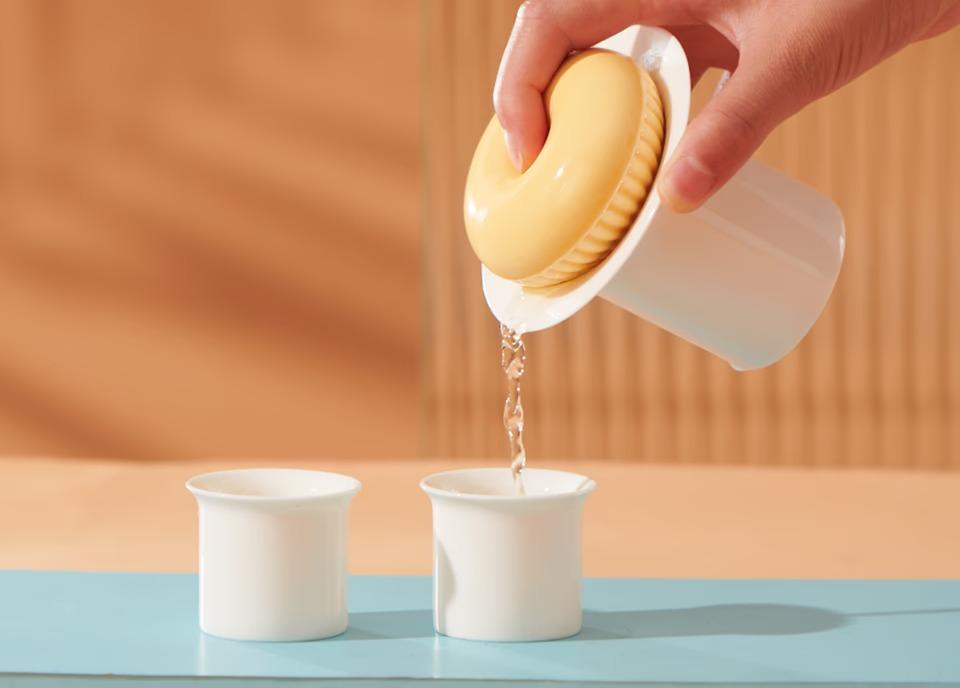 急須とドーナツのハーフ／オブジェ 急須って“注ぎ口”いらないの？｢Doughnut Tea Set｣が答え出してた