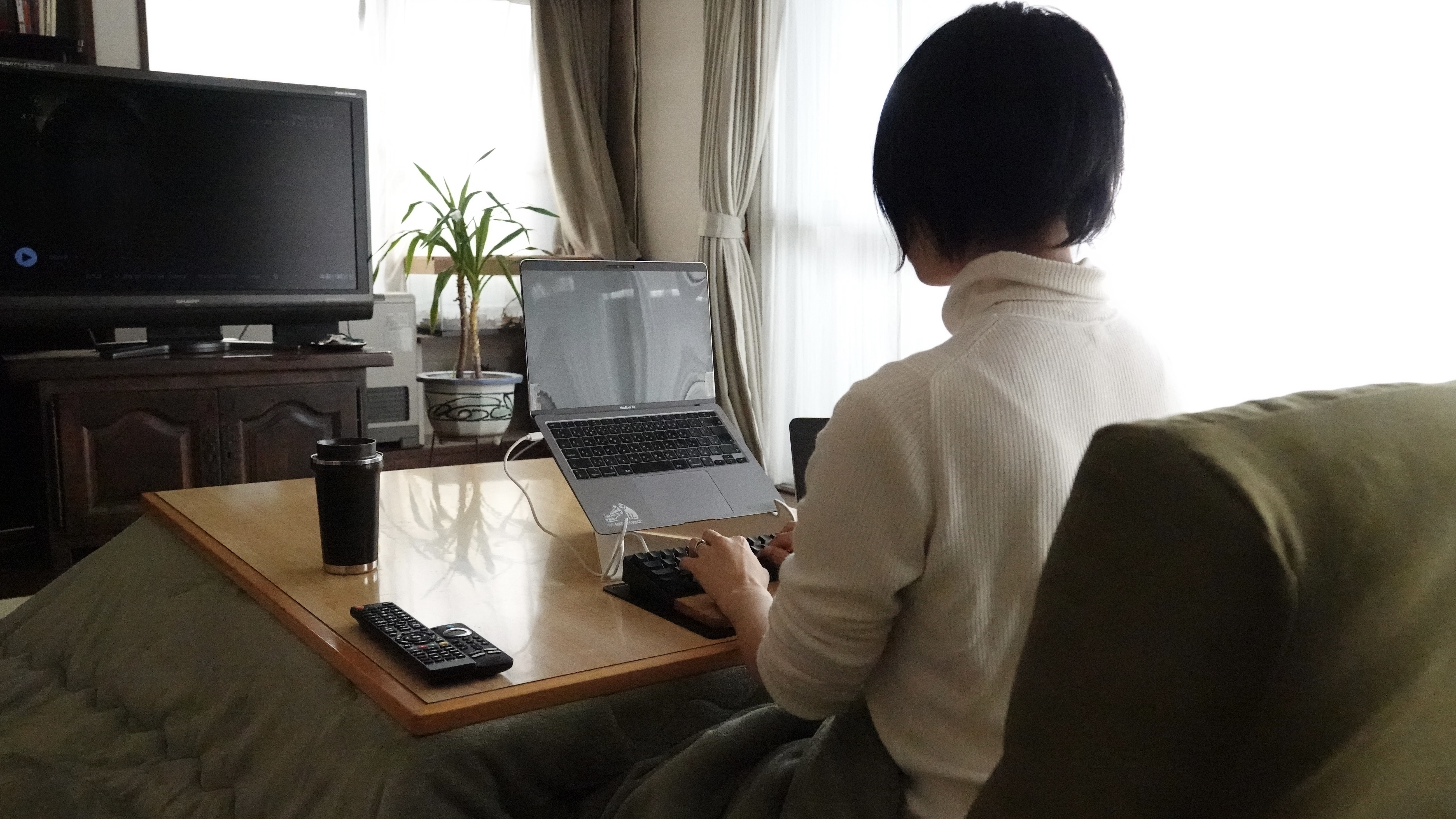 仕事部屋を快適にしすぎたら家庭が寒々しくなった。打開策はラップトップスタンド