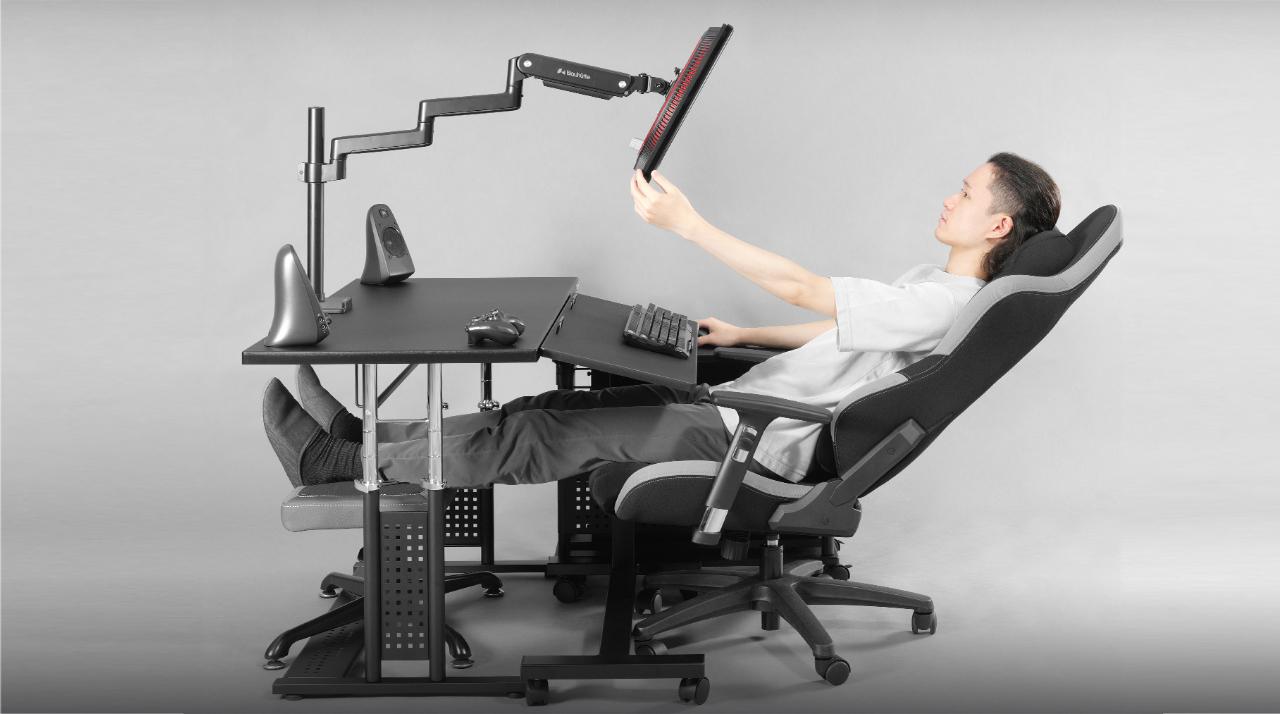 PCゲームもエンタメも、寝ながらできるロングモニターアーム