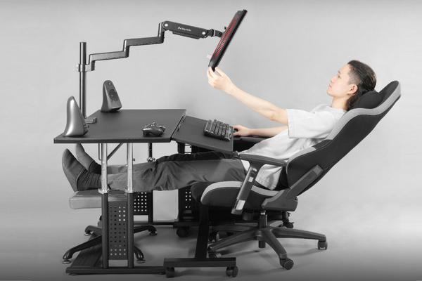 PCゲームもエンタメも、寝ながらできるロングモニターアーム 
