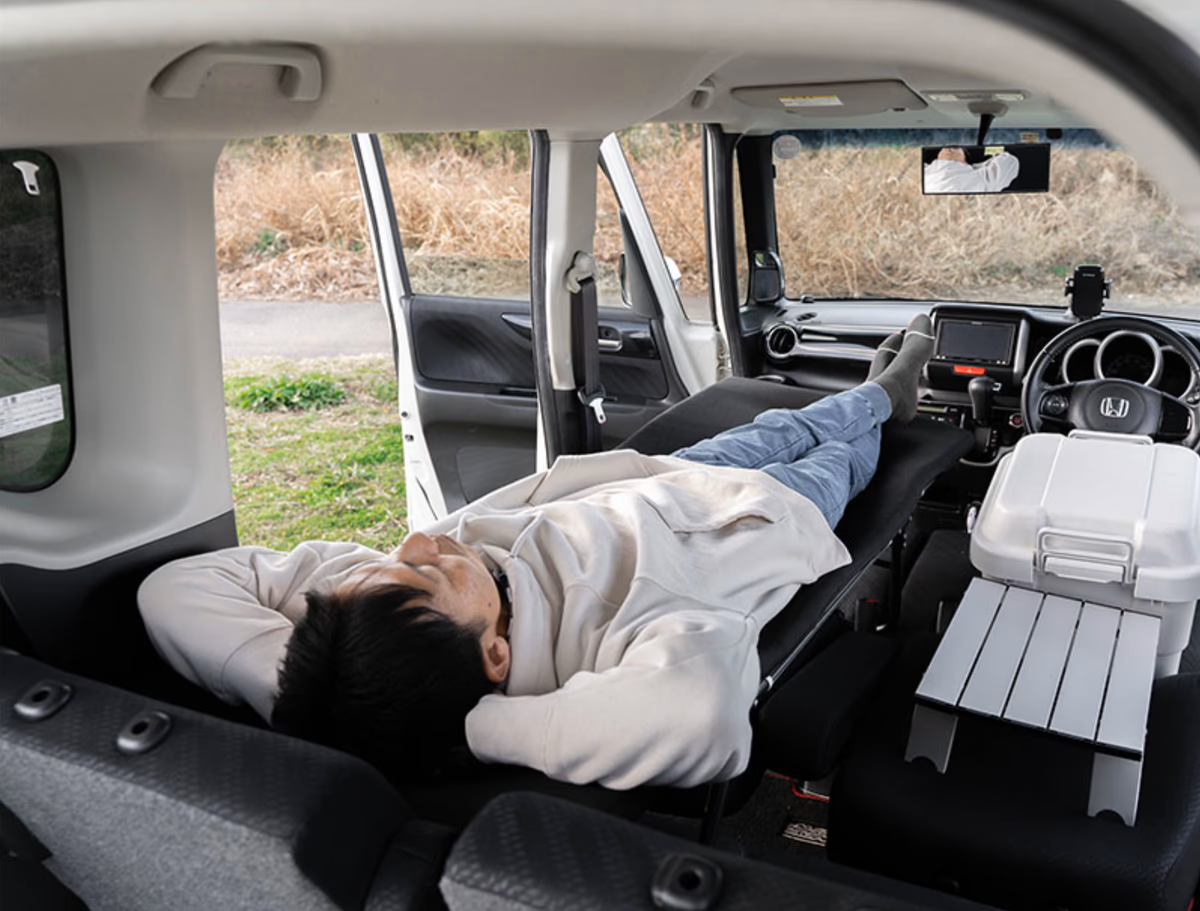この快適さは感動もの。折り畳み式の車中泊専用ベッドで愛車が「移動式ホテル」に変身