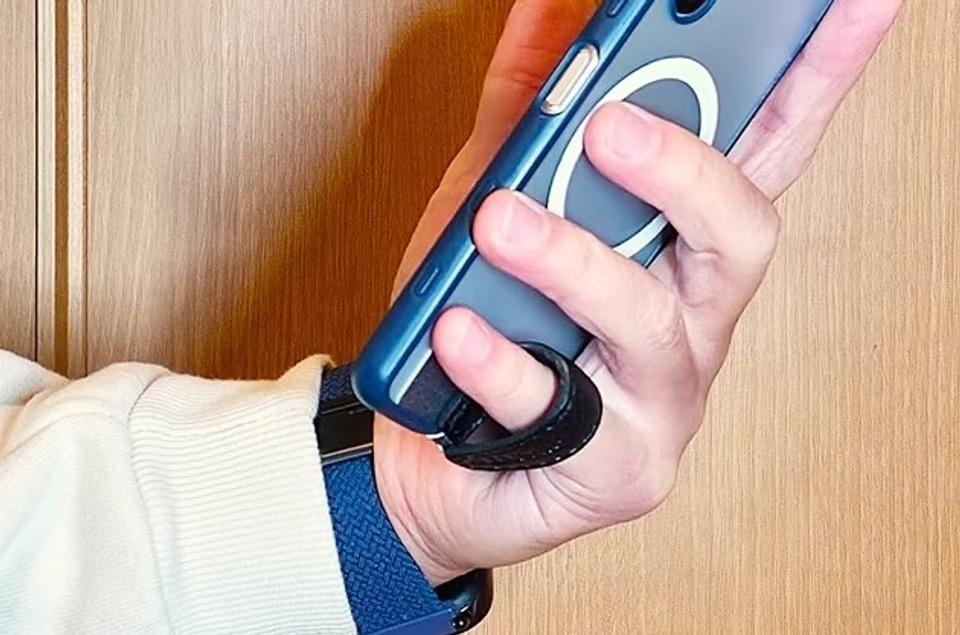 スマホ首や肩こりにお悩みなら。握らずに支える「新発想のスマホリング」が最適解です
