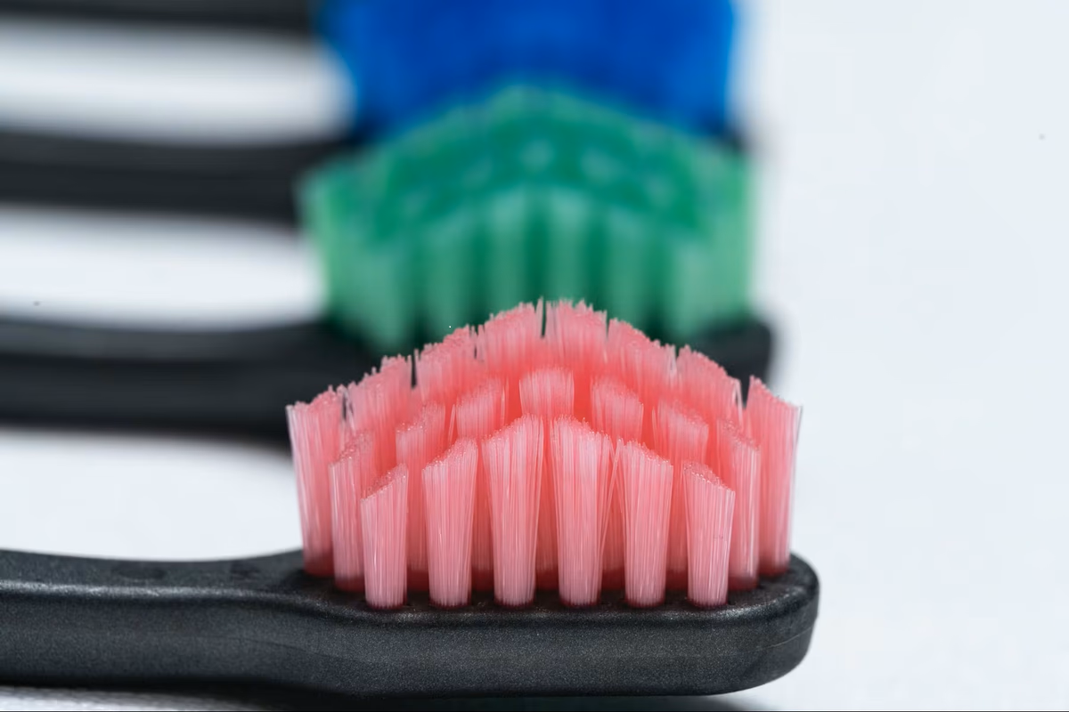 ピラミッド型の毛先が隙間にジャストフィット。物理で解決する最新ブラッシング