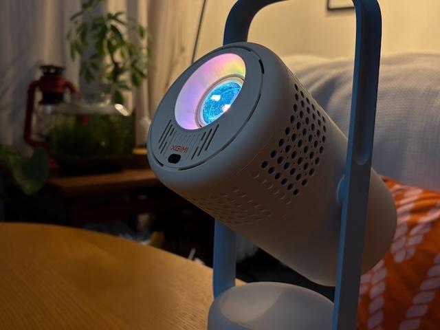 スピーカーと間接照明が付いたプロジェクター。なかなかのスペックで3