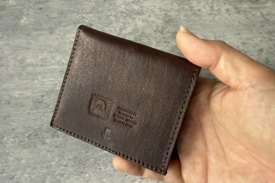 薄さと使いやすさは両立できる。ストレスフリーな本革二つ折り財布が6,000円で手に入る