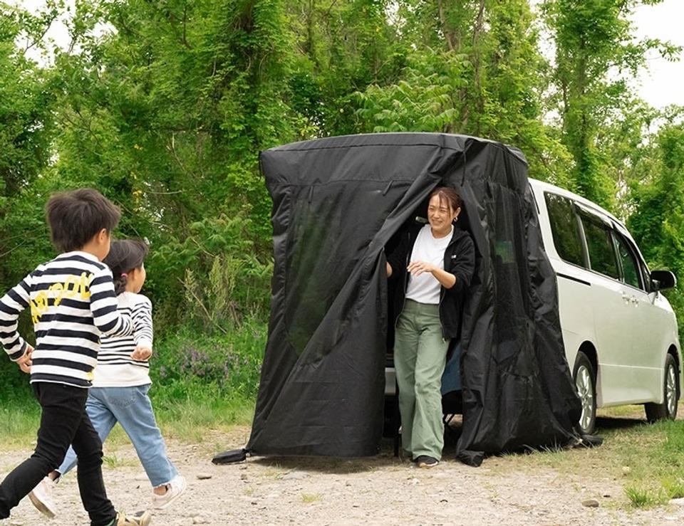 ミニバンから軽自動車までOK。トランクに簡単設置できる多目的テントがかなり良い感じ