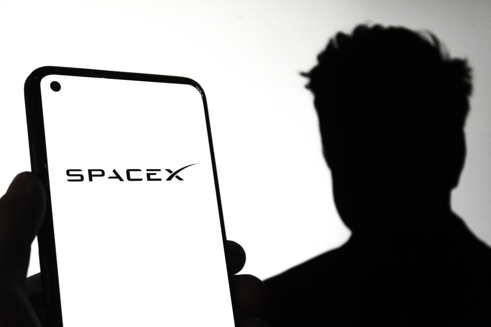 衛星ネットサービスと直繋ぎ、SpaceXがスマホ作ってる?