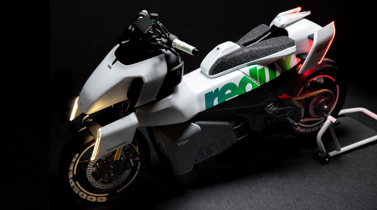 スイスとインド。異色すぎるコラボが生んだ「走る実験室」