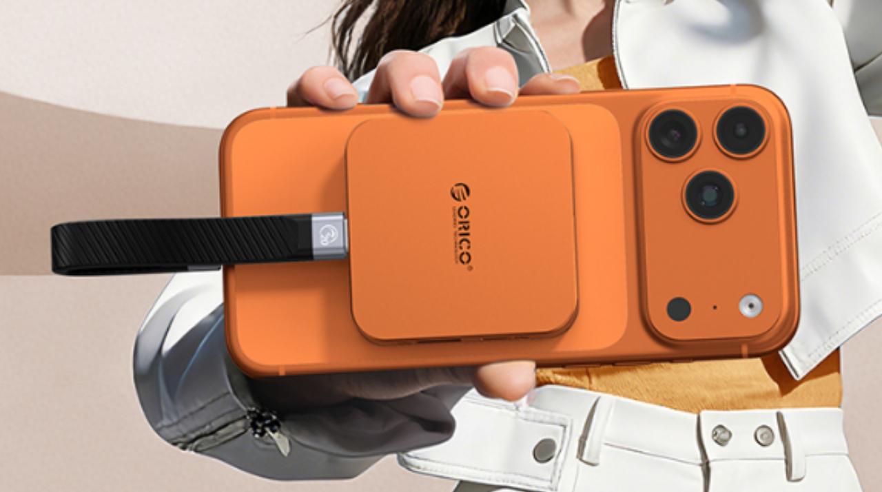 iPhone裏にドッキングステーション。SSDを入れたらデータ保存も