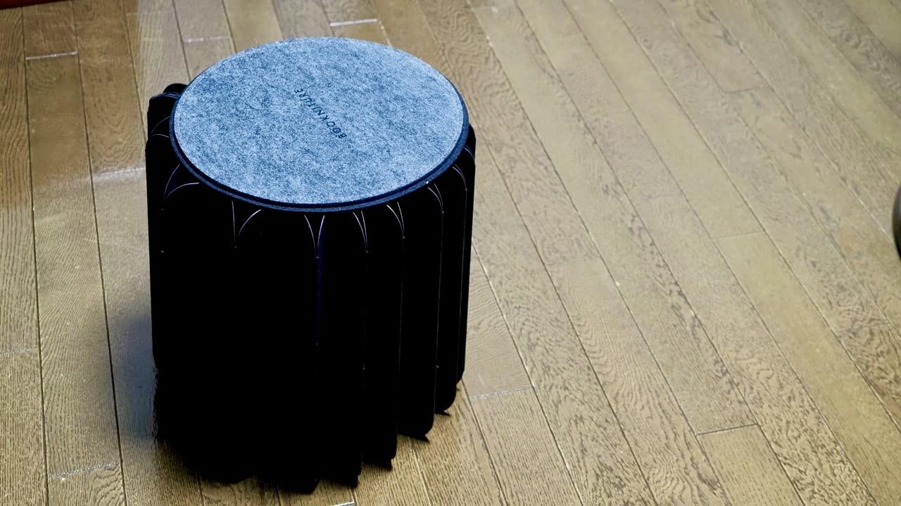 本棚に収納できる折りたたみスツール。クラフト紙製だから頑丈で水にも強い