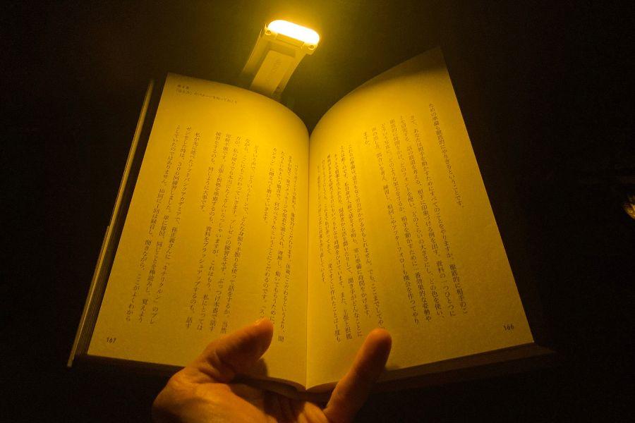 やめたいと思っていた「寝落ちスマホ」。“ブックライト”を取り入れたら習慣が変わりました