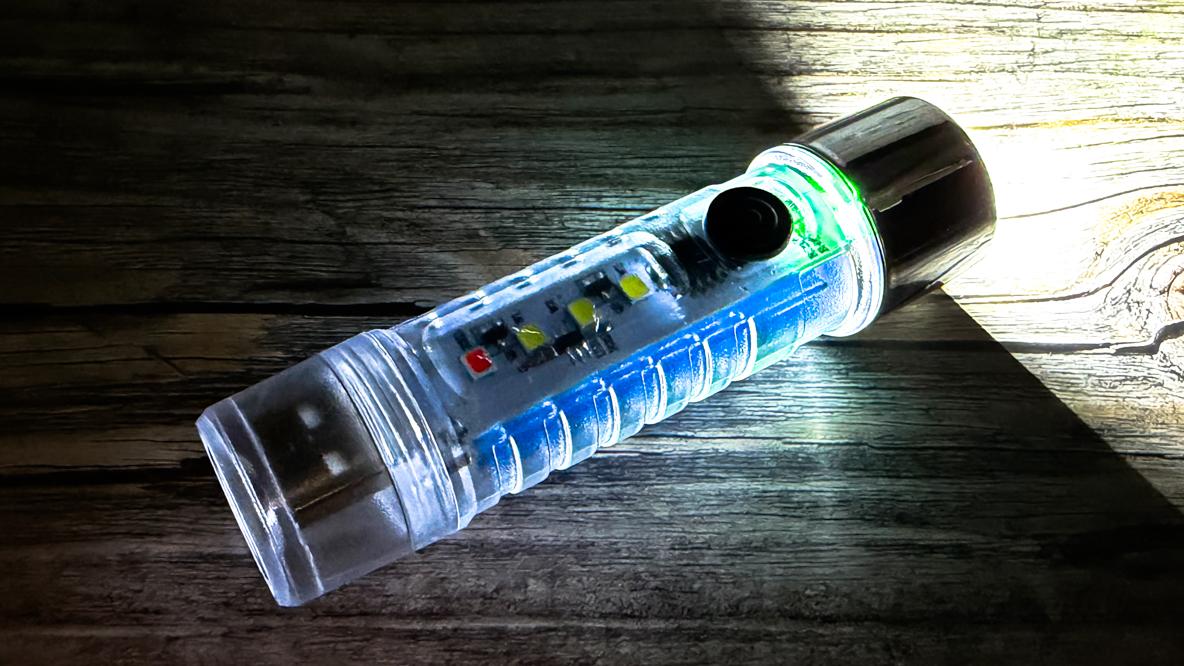 330円でめちゃ使える。クルマに常備しておきたいダイソーの充電式ライト