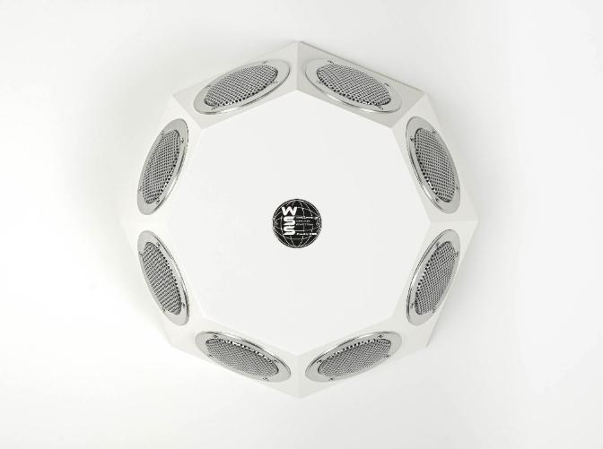UFOのような見た目のスピーカーは、一般的なそれとは鳴らし方の発想が