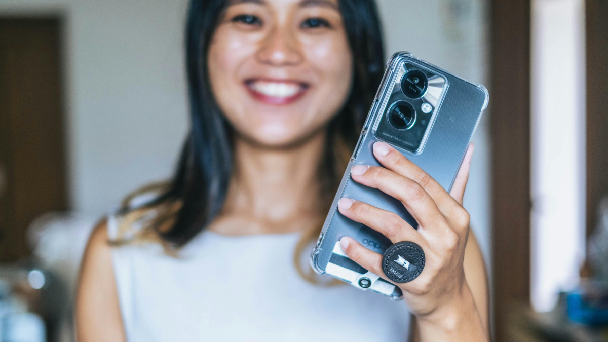 「スマホが軽く感じる」は本当か? 鍼灸師が作ったこの小さな革パーツの正体