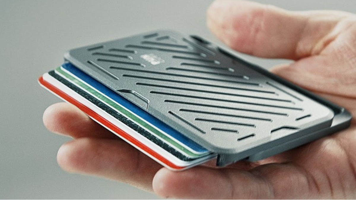 指が勝手に触りたがるやつ。3タイプの操作感で選べる金属ミニ財布「Mech Wallet」