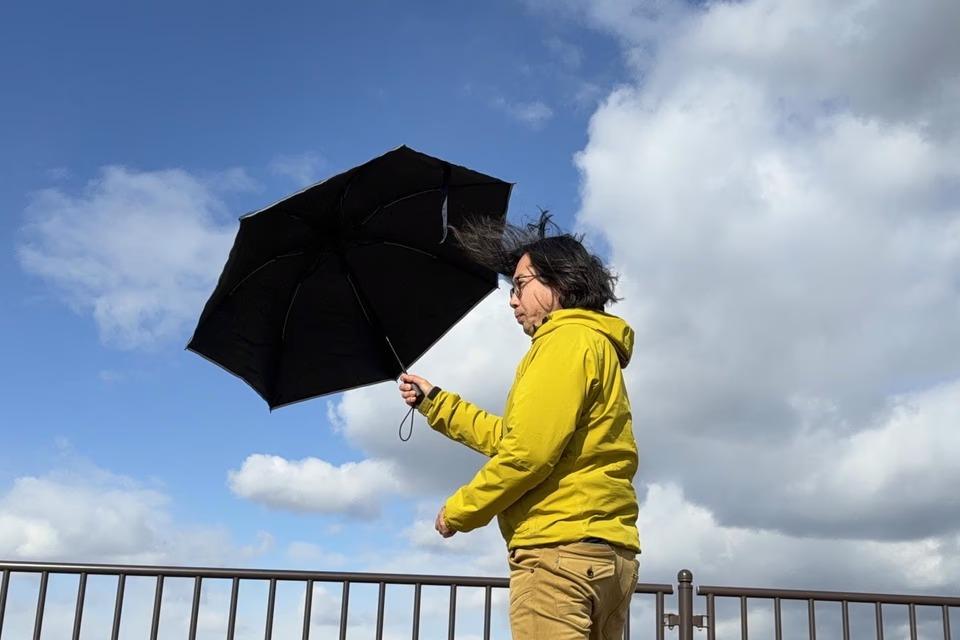 逆転の発想。「濡れた面を内側に閉じ込める」折りたたみ傘が、雨の日の正解かもしれない