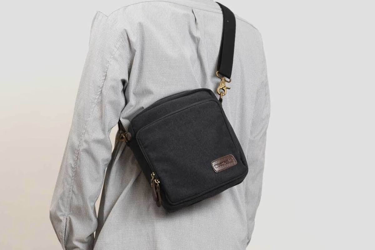 小さく見えて、入る。ペットボトルも傘もタブレットもいける帆布ショルダー