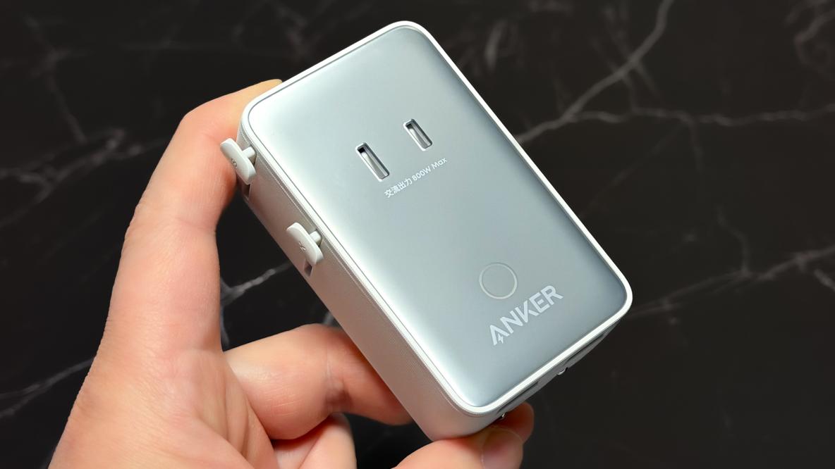 ANKERから200カ国以上で使える充電器が登場。変換プラグ内蔵で超コンパクト