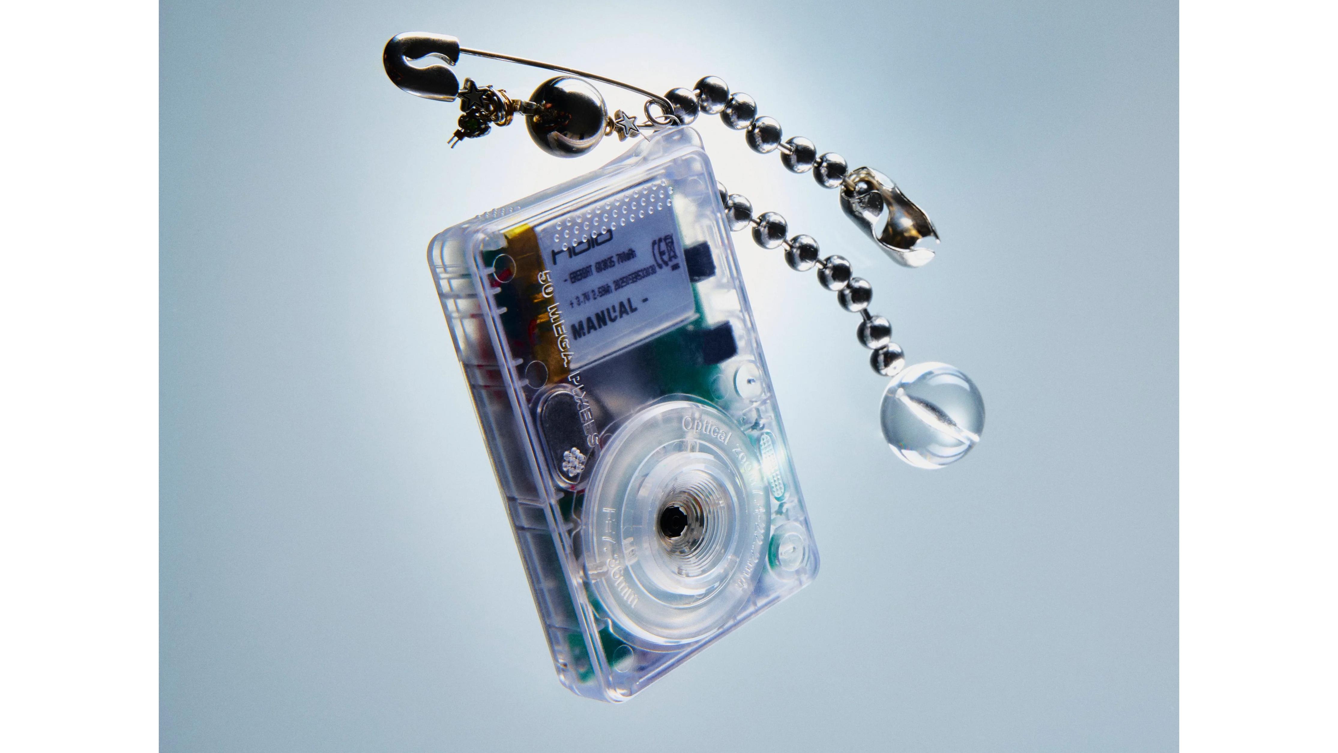 Y2Kの概念が飛び出してきた！ 見た目も楽しいスケスケのデジカメ