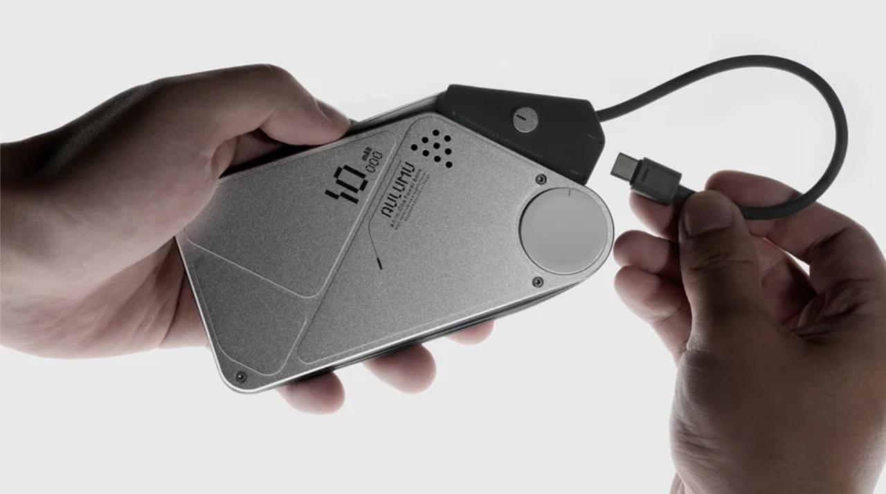 SFメカ感満点。Apple3種の神器を同時充電するモバイルバッテリー