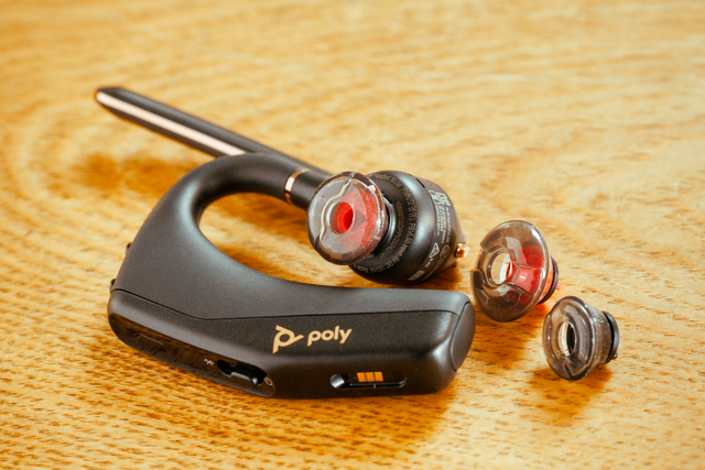 騒がしいオフィスで会議三昧。この｢片耳装備｣が救ってくれた