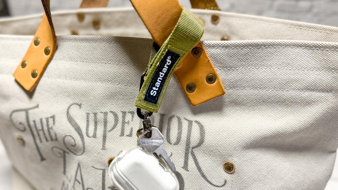 カラビナの弱点を220円で解決。ダイソーならどこにでも吊るせます