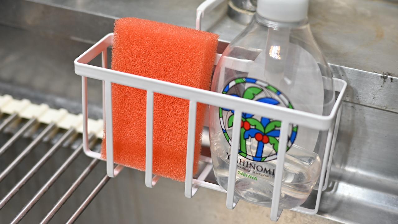 細部に宿る気遣い。山崎実業のキッチンバスケットでスポンジの定位置が確定